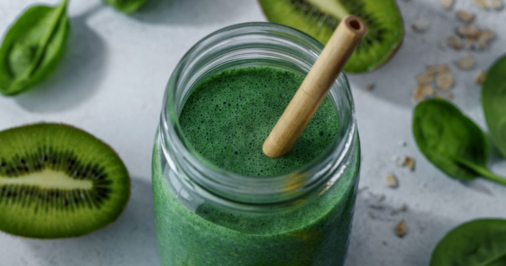 7-Day Detox Protein Smoothie Plan With Fresh Greens And Spirulina